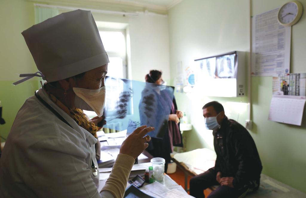 국가별활동 키르기스스탄 Kyrgyzstan 국경없는의사회의사와현지보건부의사가결핵환자의엑스레이를판독하고있다.
