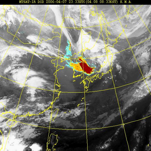 제 3 부 우리나라기상기술및서비스현황 터위성자료검색시스템, 종합기상정보시스템및인터넷홈페이지에제공하였다. 적외차황사지수 방법은유럽정지기상위성인 Meteosat 영상으로부터먼지를탐지하기위해프랑스에서개발된것으 로맑은날육지상공에서황사등에어러솔층에의해감소된적외1채널의휘도온도크기로정의 된다.