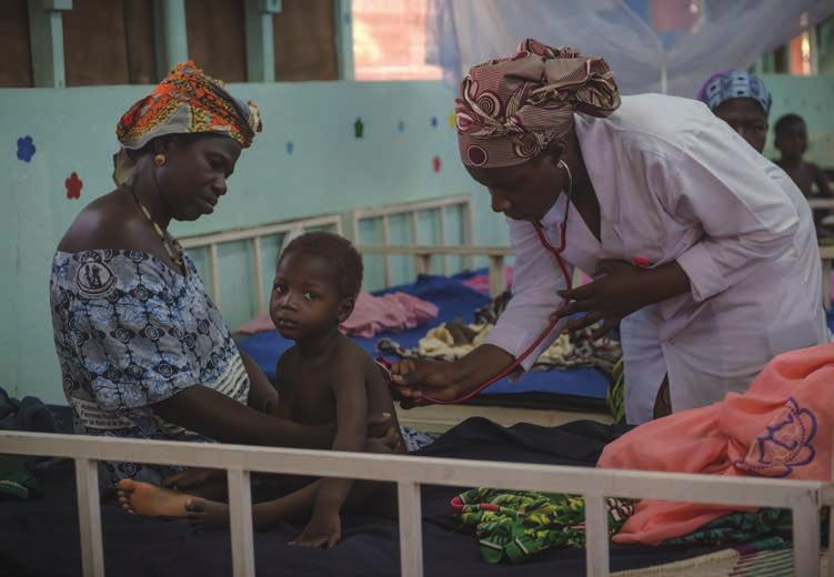 영양실조로아이들의생명이위협받지않도록할수있을까요? 말리에서의아동기포괄지원프로그램 c Yann Libessart / MSF 아동기포괄지원프로그램이운영되고있는쿠티알라병원에서아동환자와국경없는의사회의료진. 영양실조와말라리아, 설사, 폐렴이빈번히발생하는지역에서, 아동들을건강하게지킬수있는방법이무엇일까요?