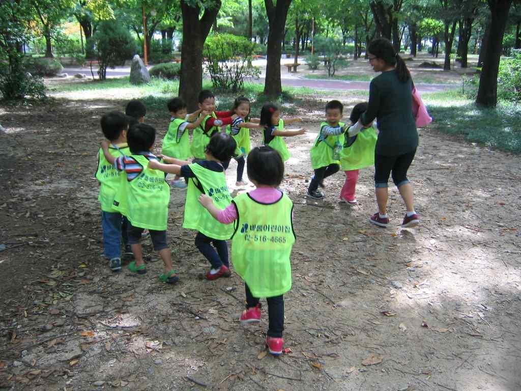 ( 호루라기신호에따라 ) 꼬리잡기시작! 꼬리가끊어지면어떻게될까? 앞의친구가너무빨리가면뒤에따라오는친구는어떻게될까? 마무리및사후 ( 연계 ) 1. 꼬리잡기를하고난후느낀점을이야기나눈다.