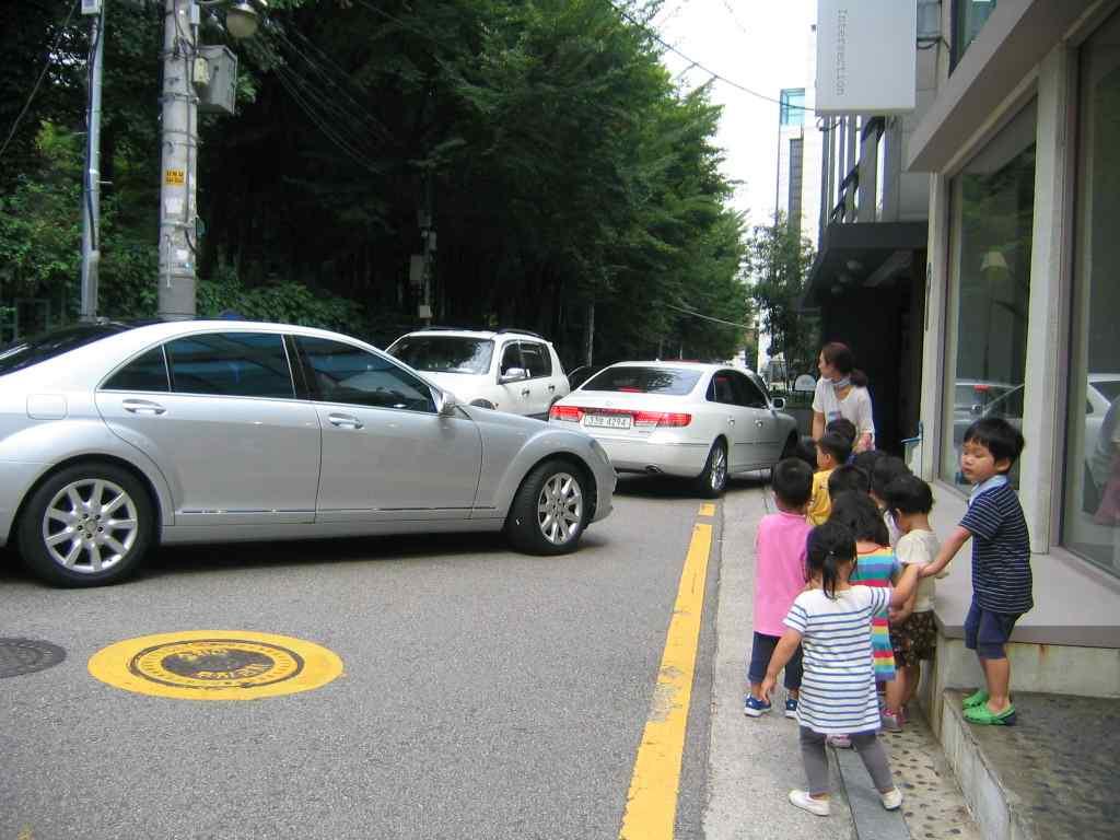 실시배경도심속에위치한어린이집의교통안전사고위험률증가 -