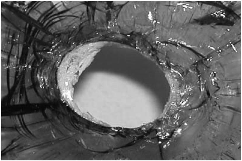 천공부위의 유리 파쇄분말을 관찰하는 것 으로 충격체의 입사각 정도를 유추할 수 있을 것으 로 판단된다. 4. 결 론 본 연구에서는 열적 스트레스 및 발사체에 의해 나타나는 유리 파손형상에 관하여 실험적 검토를 수행하였다.