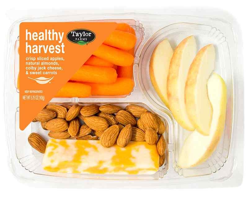 (snack tray) 는과일, 채소, 견과류, 드레싱이다양하게구성되어있음.