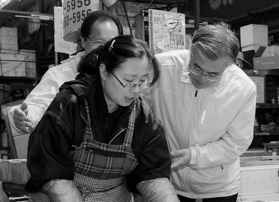 실제로손수조후보는 사무실대여부터사무집기마련, 그리고홍보명함과전단인쇄등선거를치르는데이렇게많은비용이들지몰랐다 17) 고얘기할정도로선거운동에많은비용이지출되고있음을알수있었다.