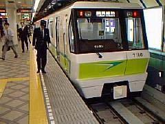 4. LIM AGT 시스템 일본 Osaka 시영지하철 시스템 개통시기 노선연장 정거장 차량제작 배차간격 수송인원 : LIM 형식 : 1990년 : 10.