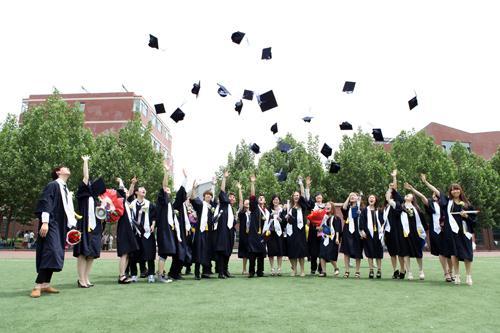 졸업필수학점 졸업을위한최소학점 : 48 semester credits STEM 미국본교와동일한커리큘럼 모든정규수업영어로진행 일일 2교시중국어수업실시 STEM 중심의커리큘럼 본교와동일한학사운영지침 6 Science credits 4 Technology credits 4 Engineering credits 8 Mathematics