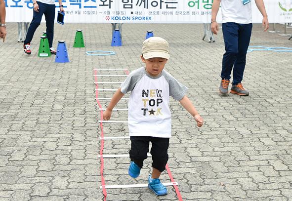 갤러리이벤트 코오롱한국오픈, 즐길거리풍성한갤러리축제 코오롱제 60 회한국오픈골프선수권대회는국내정상급선수의플레이를관전할수있을뿐아니라푸짐한경품등풍성한즐길거리가준비되어있다. 기존성인갤러리위주의골프대회를벗어나가족단위갤러리까지즐길수있는다양한이벤트가진행된다.