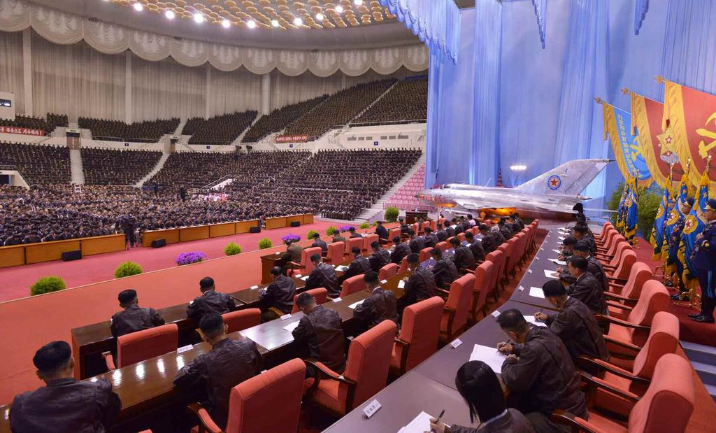 하늘의결사대원들인공화국의영용한전투비행사들에게위대한수령님과장군님의마음까지합쳐열렬한축하의인사를보낸다고말씀하시였다.