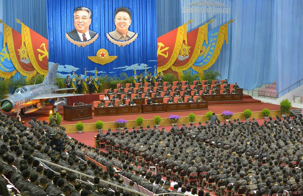 항공군건설사상과 불멸의 로만을 나는 육탄비행대,하늘의 믿음과 기대는 매우 크다고 하면서 그들은 주체적항공무력건설에 쌓아올리 동지이시다. 업적을 옹호고수하고 빛내이기 위한 결사대가 되여야 한다.