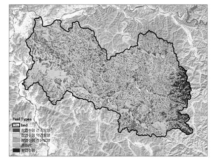 < 그림 51> 의성군의토양건습도 이상에서현장조사결과에서얻어진임상별상층과하층의바이오매스상관관계를바탕으로 Landsat 위성영상에서분류한 cover type과산림입지도에서추출한토양건습도자료를중첩하여의성군의산불연료형을 5개형으로구분하였다.