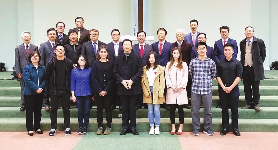 감사 이영 수 장로가 감사 보고 한 후 회계 김 광배 장로가 회계 보고했다.