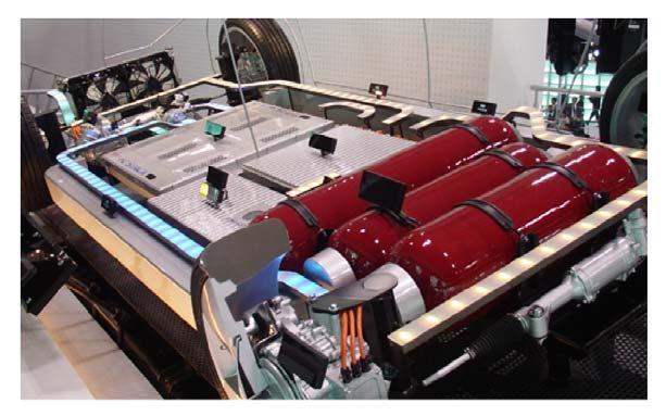 Hydrogen Storage tank By wire system Fuel cell stack In-wheel motor Li-ion Battery Frt electric motor By wire system In-wheel motor < 그림 24> GM 의 SEQUEL - 일본에서는도요타와혼다의연구개발이활발한데, 우선도요타에서는 2003년 1월