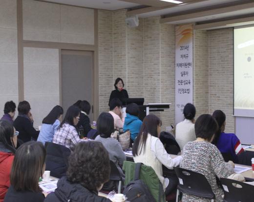 [ 표 5] 인정요법프로그램 대상교육내용시행일 인정요법이론적배경및기본원리 인정요법 운영실무자 인정요법개요및실제 인정요법효과검증연구결과 질의응답 1 월 28 일 < 프로그램진행사진 > (4) 지역사회치매이해교육