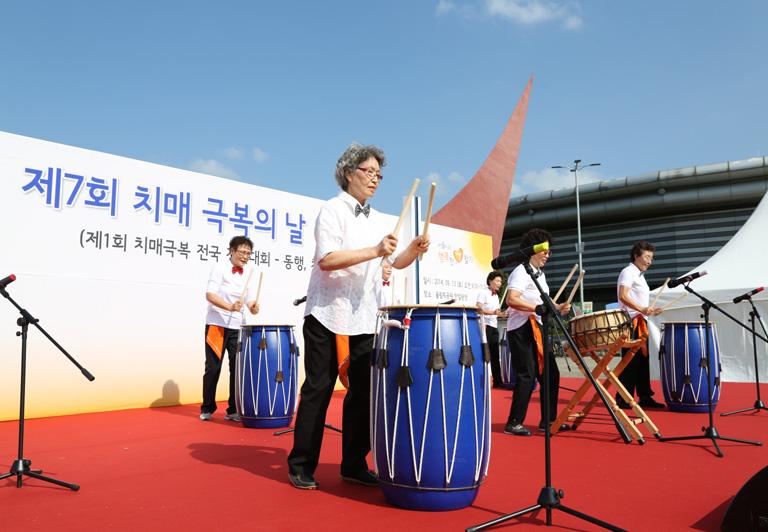 2014 년서울시치매관리사업사업보고서 (8) 치매극복의날기념행사 2014년치매극복의날을기념하여 9월 13일 ( 토 )