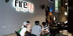 Firefly Bar & Grill B.E.D. V8 Pub&Bistro 코타키나발루최고, 최대의클럽이어디냐 춤과음악, 수준높은요리, 여기에직접 고묻는다면아마대부분 베드 라는대답 노래까지부르며한껏분위기를즐기고싶 을되돌려줄것이다. 답답하지않은실내 은 멀티플레이어 에게딱어울리는곳. 분위기역시강점.