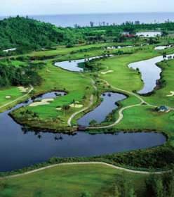 Dalit Bay Golf & Country Club 키나발루산과바다. 코타키나발루를상징하는이두풍경을한꺼번에끌어안으며라운드를즐기고싶다면달릿베이 G.C. 가그갈증을풀어줄것이다. 도심에서자동차로 40여분떨어져있는달릿베이G.C. 는샹그릴라라사리아리조트가운영하는 18홀규모의골프클럽이다.