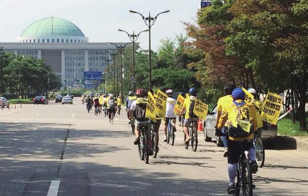 시간이흐르면서이게그렇게쉬운일이아니라는것도잘알게되었습니다. 아침이면밥챙겨주고점심이면분주하다가저녁이면슬며시행복해하던평범한사람들이라세상이이렇게굴러가는줄몰랐습니다.