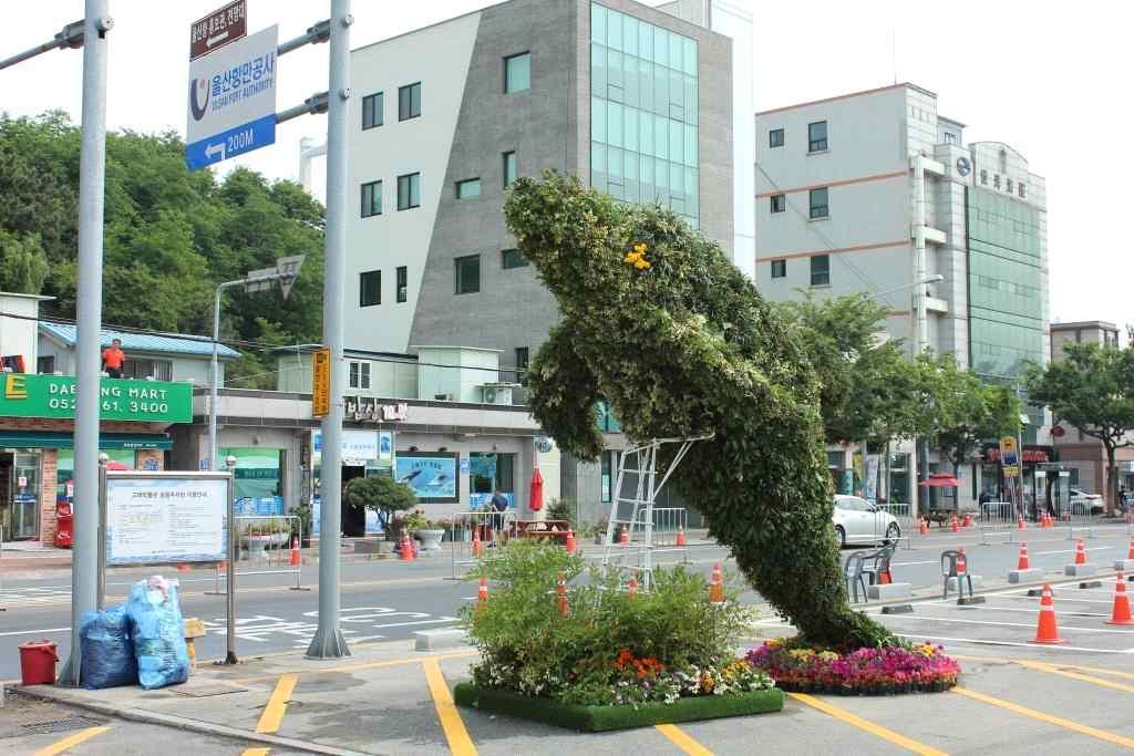 인터뷰 2 다양한볼거리, 체험거리가있어서시간가는줄몰랐네요. 20대 / 남성 / 외부방문객 m 올해축제는해양퍼포먼스, 거리퍼레이드, 고래생태체험관등축제의주제를표현하고재미있는다양한볼거리, 체험거리로기획운영함.