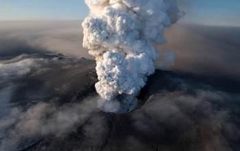 [ 아이슬란드그림스보튼화산폭발, 지난해와같은유럽항공대란은이끌지않아 ] ( 지난 5 월 21 일아이슬란드그림스보튼화산이강력한분출을일으키며 20 km상공까지연기기둥이치