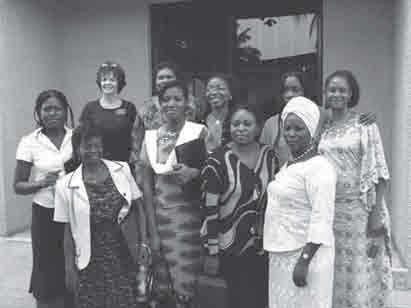 1987년에는나이지리아교회회원수가거의만명에이르렀으며, 1999년에는다른어떤아프리카국가보다더많은 42,746 명으로 집계되었다. 나이지리아아바에는 2005년에고든비힝클리 (1910~2008) 회장이헌납한성전이운영되고있다. 위 : 나이지리아교회회원들이연차대회를시청하기위해모였다. 오른쪽 : 나이지리아아바성전.
