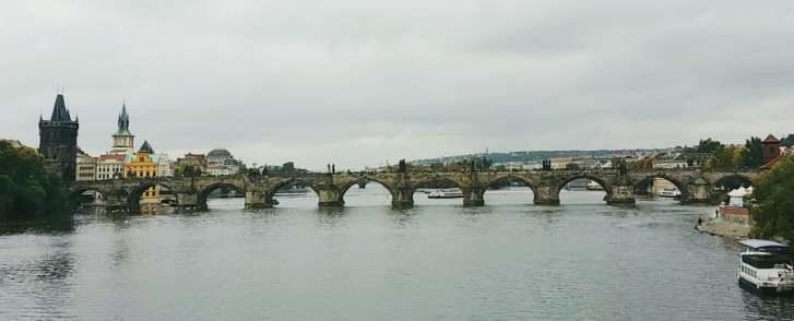 48위 ) 카를교 Charles Bridge 프라하 블타바강우안의구시가지와좌안언덕위에세워진프라하성을연결해주는체코에서가장오래된다리이자유럽에서가장아름다운다리중하나이다.