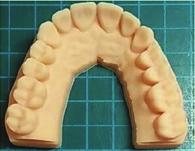 본연구에서는 6개월동안보관하는조건을설정하여 60 C 에서 12일동안가속노화시험을수행하였다. 3. 색지도측정법을이용한원본모형과 3D 프린팅된모형간의정확도분석 색지도측정법은 3차원이미지를중첩하여출력된스캔파일의음영차이를색지도로형상화하여나타내는것이다.