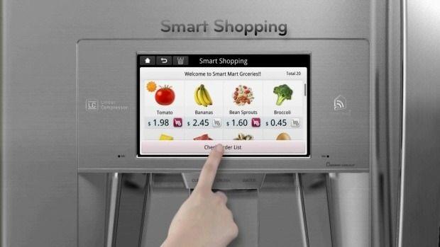 (2) 스마트냉장고 (Smart Refrigerator) 스마트냉장고는냉장고스스로냉장고에저장하는식품의유통기한관리가가능하며, 냉장고에있는스크린을통해각종요리레시피를제공한다. 그리고소비자가주로구입하는물품을애플리케이션을통해간편하게주문하고다양한상품정보를제공한다.