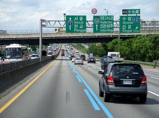 (3) 국내 외유사정책사례 캐나다밴쿠버에서미국시애틀 (I-5 Highway) 150마일 (240Km) 구간에 HOV 차로을활용, 자율주행차량전용차로의도입을제안하였고 (David, 2017), 아랍에미레이트의두바이도자율주행차량전용도로도입을검토중임 국내에서는경부고속도로버스전용차로가대표적인교통류분리의예임 그림 3-5 경부고속도로버스전용차로