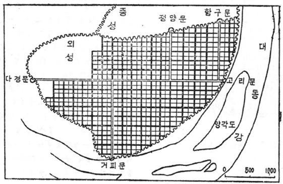 외하면외성안에는약 150개의방이전개되었다고보았다. 155) 한인호 리호는최희림과리화선의견해를절충한안을제시하였다. 지리적측량자료에따르면함구문과정양문의중심간거리는약 980m이고, 이구간의남북거리는약 700m인데, 여기에는동서 120m, 남북 84m의장방형구획을전개해야실측치와맞는다고하였다.