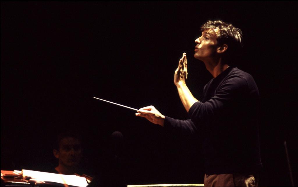 Alexander Shelley 지휘자 알렉산드르쉘리 샤를뒤투아의뒤를있는젊은영국지휘자 1979년영국에서태어나 2005년리즈지휘콩쿠르에서우승을하며화려하게데뷔한알렉산드르쉘리는이후유럽의필하모니아오케스트라, 로테르담필하모닉오케스트라, 잘츠부르크모차르테움오케스트라와더불어미국시애틀과휴스턴심포니오케스트라등세계여러오케스트라의러브콜을받았다.
