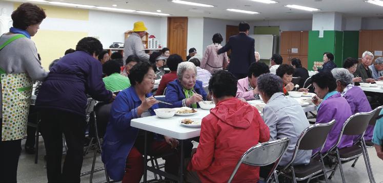 기획취재 예수님기적의나눔터, 고창성당오병이어식당 고창성당 ( 주임 = 이성우신부 ) 은매주일교중미사후신자들이점심식사를함께한다. 고창읍과대사면외 12개면의관할구역에는혼자지내시는어르신들이많아주일미사후어르신들의식사를해결하기위해 2016 년 5월 오병이어식당 을마련하게되었다. 오병이어식당은마땅한장소가없어유치원강당에서매주 150여명이식사를한다.