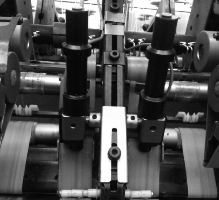 80 김미경 김동권 정재석 장봉식 Figure 2. Spinning process of staple-filament blend yarn by electrostatic charging method in ring spining system. Figure 3은공기분사전기방적분섬노즐부구조도및 device 장치에대한제원을나타내고있다.