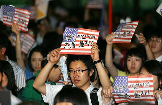 0 개념은 2005년이후부터펼쳐진인터넷공간에서의변화를함축적으로묘사하고있다. 웹 2.0은 웹이곧플랫폼 이라는뜻으로인터넷을통해데이터의생성, 공유, 저장, 출판및비즈니스가가능하다는개념이다.