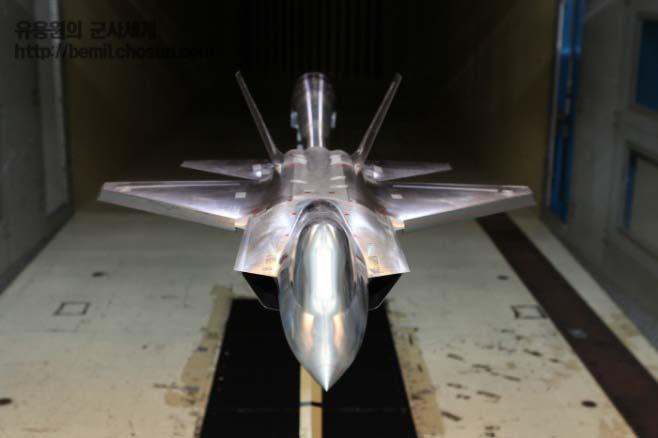 그림 6. KF-X 기체형상의풍동실험모습 그림 7. 한국항공우주가공개한 KF-X 의대략적제원 T-X 사업. 한방에판세를바꿀수있다 미군에무기를납품한다고?