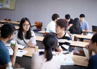 4 차산업 혁명이몰고올가까운미래입니다. 산업구조와직업형태는 물론인간에대한가치관, 삶의방식등기존의모든질서가 뒤흔들리고있습니다. 이에대비해경희는 후마니타스 로대표되는교양교육과함께 4차산업혁명시대에필요한인재를양성하는특성화 융합형전공교육을실시하고있습니다. 지식의깊이를더하는한편, 인접학문과의소통으로학생들이사유의폭과깊이를더할수있도록합니다.