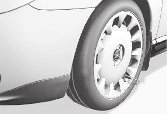 08 휠과타이어 타이어교체 5. 다음그림과같이견인고리를휠렌치에멈출때까지돌려끼웁니다. 중요사항 견인고리는휠렌치에나사산이모두들어가도록끼워야합니다.