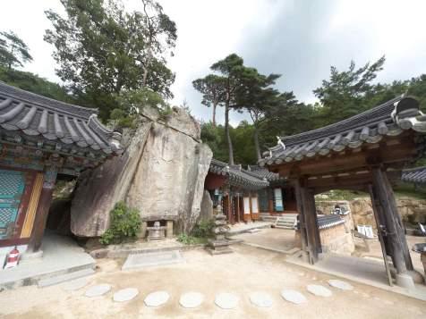 10. 통도사자장암 ( 양산 ) 소개자료 m 영축산에자리한천년고찰통도사는석가모니의진신사리를모시고있는우리나라 3 보사찰중불보종찰로꼽히는명찰이다. 한국불교최고의종합수행도량인통도사는천혜의비경으로도유명하지만올여름에는통도사암자중금와 ( 金蛙 ) 보살이있는자장암을소개한다.