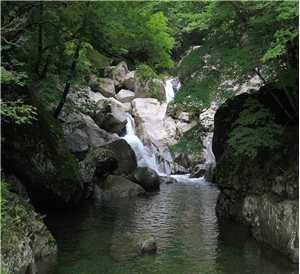 15. 칠선계곡 ( 함양 ) 칠선계곡 m 지리산최대의계곡미를자랑하며갖가지형용사들이동원돼표현된다. 설악산의천불동계곡, 한라산의탐라계곡과더불어우리나라 3대계곡으로손꼽힌다.