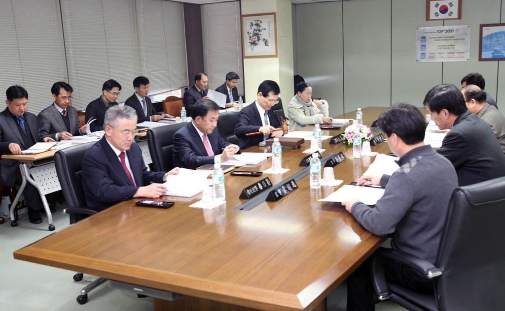 조직사립학교교직원연금공단 10 11 전문적이고경쟁력있는최고연금기관 공단은전문성과경쟁력, 업무효율성을통해고객만족, 고객감동의서비스를실현하고자교직원대표와각계전문가, 이해당사자가참여한이사회와연금운영위원회를구성해공단운영의중요사항을심의 의결하고있습니다.