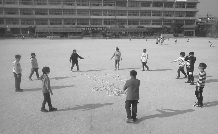 Ⅴ. 학년별 영역별교수 학습의실제 20 함께만드는동그라미 6 학년표현 준비물 원형으로묶은 20m~30m 의긴줄, 눈가리개 1. 10 명단위로모둠을구성한다. ( 학급전체가한꺼번에참가할수도있다.) 2. 1 명을제외하고는모두눈을가리고긴줄을잡는다. 3. 이때긴줄은원형이아닌헝클어진상태여야한다. 4.