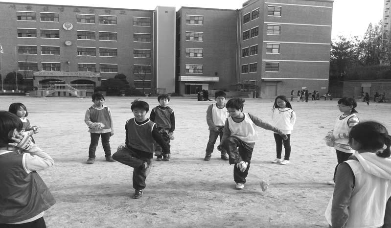 Ⅴ. 학년별 영역별교수 학습의실제 9 제기차기 4 학년여가 준비물 제기 1. 네모둠 (1, 2, 3, 4 모둠 ) 으로구성한다. 2. 두모둠씩 (1 모둠 vs 2 모둠, 3 모둠 vs 4 모둠 ) 게임을한다.