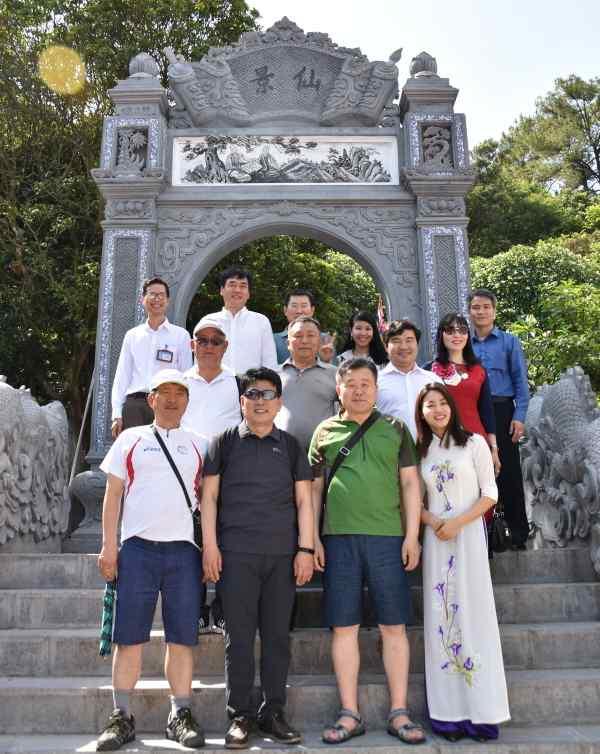 유네스코세계유산인앙코르와트가있는씨엠립과수원화성을보유한우리가자매결연을바탕으로수원마을사업등협력활동을지속해나간다면관광산업개발등에서또다른상생의길을찾을수있을것이다. 씨엠립에서비행기로홍콩에도착하니해가저물어있다. 홍콩섬에서가장높은빅토리아산정에서본야경은홍콩의스카이라인을한눈에볼수있다. 하루동안실감한캄보디아와홍콩의모습은극과극이다.