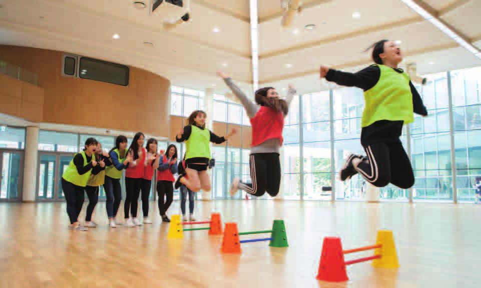 이를통해어린이집보육교사, 유치원미술전문교사, 아동미술학원교사, 아동미술교육관련기관으로의진출이가능합니다. 관련자격아동건강보육과에서는수영, 유아무용, 보육실습등의다양한실기수업과보육학개론, 영아발달, 구급및응급처치등의이론수업이진행됩니다. 이를통해재학생들은보육교사 2급, 유아체육지도사, 종이접기, 풍선아트, 인명구조등관련자격증을취득할수있습니다.