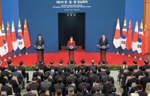 박근혜대통령과아베신조일본총리, 리커창중국총리가 11 월 1 일오후청와대에서열린제 6 차한 일 중 3 국정상회의를마치고기자회견을하고있다. 은공식적인부분과함께비공식적으로이루어지는부분이대단히크다는것을강조하면서김정은체제의지속가능성여부를중국이쥐고있다고생각하고있습니다.