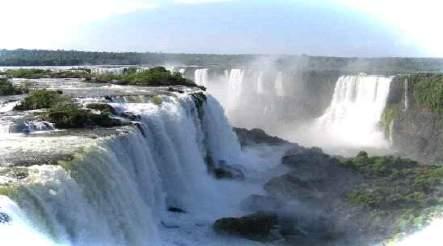 이과수폭포 (Foz de Iguazu) 특징 - 세계 3대폭포중하나 - 너비가 4.5km 높이가 85m로그웅장함을자랑하며, 돌과섬때문에 275여개의폭포로나누어지는것이특징 - 물보라의최대높이는 90m에달함. - 엄밀하게는파라과이의영토가아닌브라질과아르헨티나소유의관광지이지만, 두나라의수도와의거리가아순시온과의거리보다훨씬멀어실질적으로파라과이의관광지라봐도무방함.