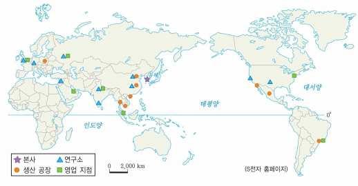 디딤영상내용 1. 다국적기업의등장 ⑴ 다국적기업 : 전세계를무대로제품의기획과생산, 판매등의활동을하는기업 ⑵ 다국적기업의등장배경 : 연구개발기능과생산규모가커지고, 교통과통신이발달함. ⑶ 다국적기업활동의장점 : 전세계의다양한생산요소를활용할수있음. 2. 다국적기업의공간적분업 ⑴ 본사및연구소 1 입지지역 : 주로선진국의대도시에입지함.