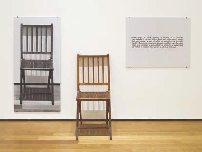 그림 16 조셉코수스 (Joseph Kosuth), 하나, 그리고세개의의자, 뉴욕현대미술관 (MoMA) 소장 에의해명명되는순간이며따라서재현그자체이다. 일상화된것, 사라진것, 존재하지않는것을명명함으로써그것을현시하는것. 직시 (deixis) 로서의카바코프의창조전략은죽어버린물들을회화적공간안으로불러들이고그것을다시금살려내는새로운재현행위자체를, 그순간을문제삼는다.