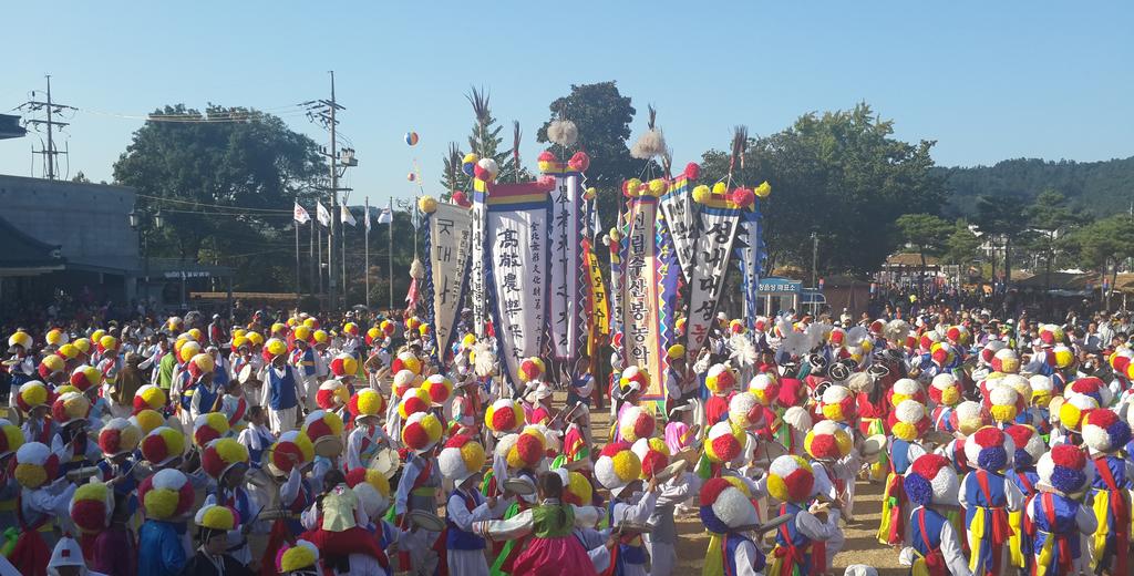 고창농악의 역사는 사람의 역사다 237 2014년 고창농악경연대회 명 공연)을 계기로 고창군 14개 읍 면 전부에 농악단이 조직되었다. 올해로 15회째를 맞는 고창농악경연대회를 통해 그동안 면 농악단의 수준은 크게 향상되었으며 자생적으로 활동이 가능한 단체로 성장한 상태다.