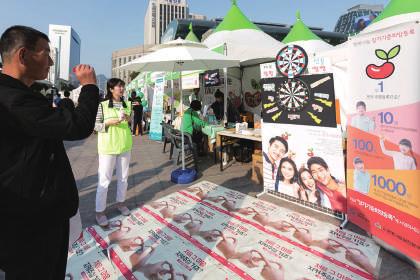 본부는캠페인부스를마련하여열띤홍보를펼쳤습니다. 어느때보다따뜻했던나눔의현장에많은시민들이본부의부스를찾아주시어장기기증에대한인식개선교육에관심을가져주셨습니다.