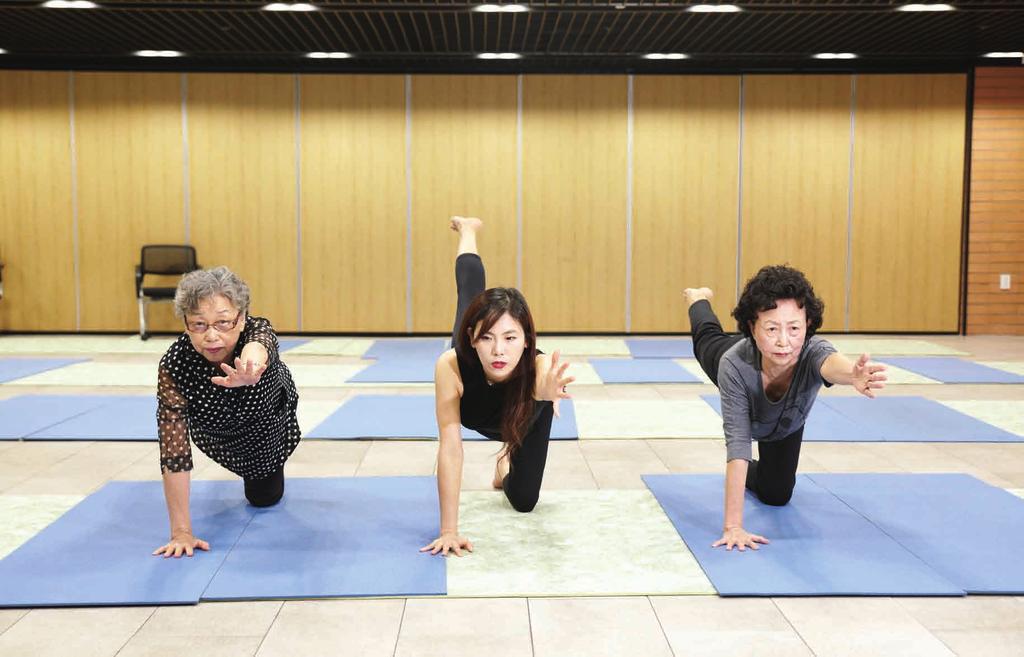 굿모닝요가, 힐링요가, 체형교정필라요가 등의강좌를운영한다. 건강한삶의비결, 요가 지금까지사람들이체력을기르고몸매를가꾸기위한수단으로써운 렛츠런 CCC 영등포에서 밸런스 동을찾았다면, 이제는심신을양면으로가꿀수있는요가가트렌드 요가 를수강하는수강생의연령 로떠오르고있는것. 요가는스트레칭을통해유연성과균형감각을 대는대개 60~70 대였다.